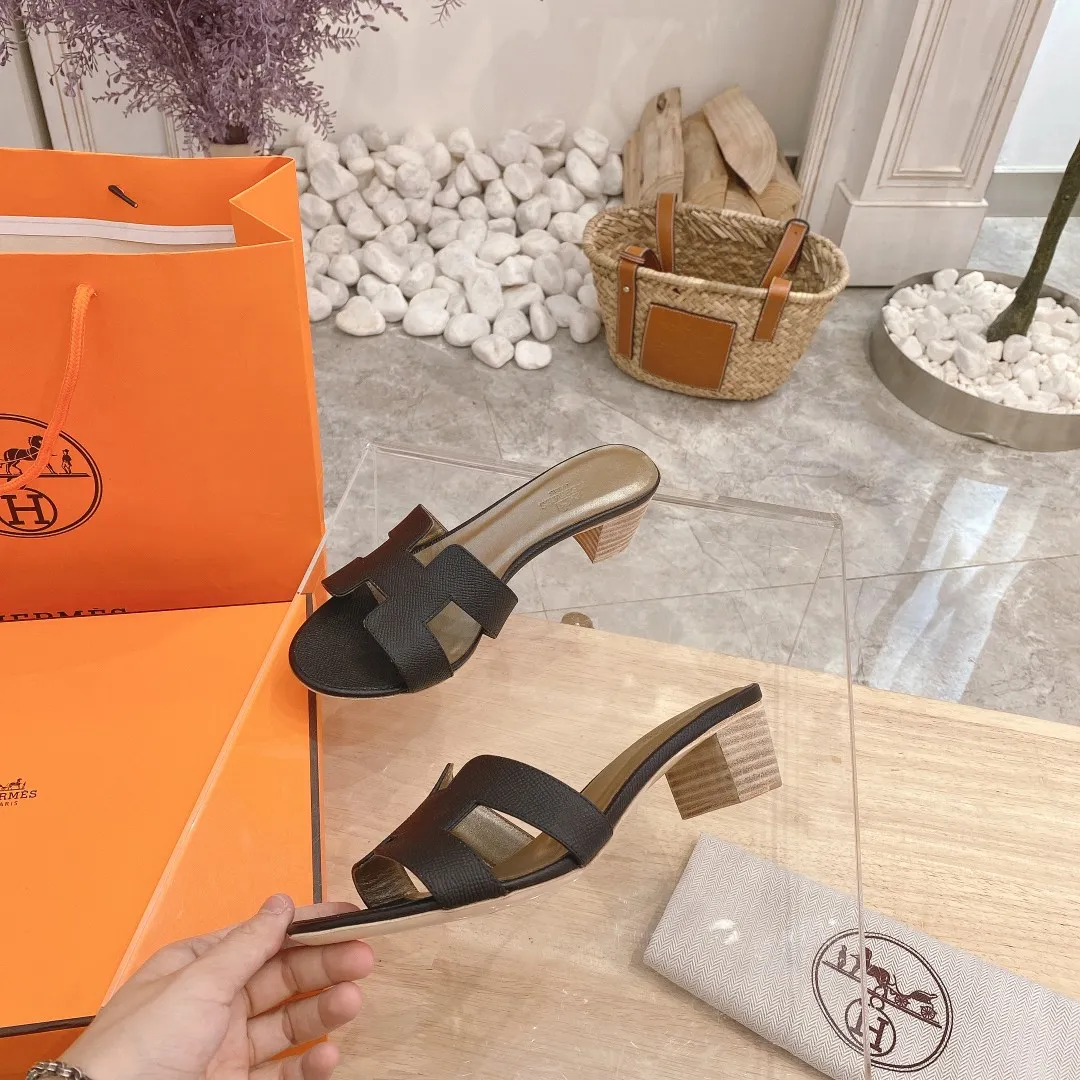 👟👟Ex-factory price 300👟👟 Genuine leather sole +40 🦄Hermès "Palm Print" has added new color sandals, "Year-round shipment" with three-dimensional concave and convex feeling on the classic "H" upper... It is a must-have item in your wardrobe, and it is magically versatile in this summer! This model fully demonstrates the classic Hermès style "palm print". Classic calfskin material ~ imported sheepskin. Lining 🐎Size: 34~42. Heel height ② type: low heel 1.5cm. Medium heel 4.5cm. Genuine leather sole +40 rubber sole.